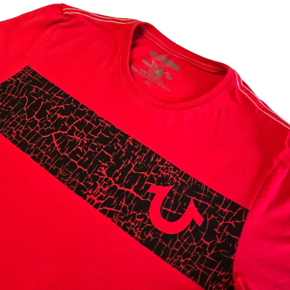 True Religion Mens Red Crackle Print Horseshoe Logo Graphic T-Shirt XXL Y2K 90s